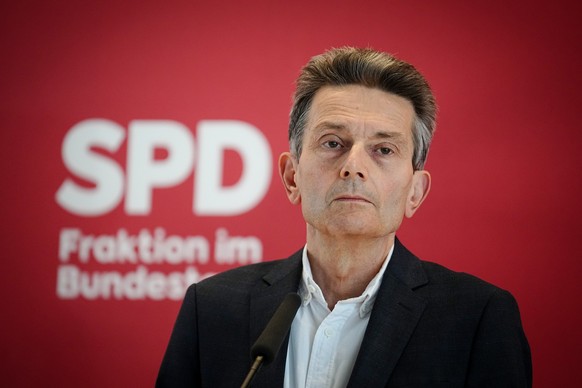 11.10.2022, Berlin: Rolf Mützenich, Vorsitzender der SPD-Bundestagsfraktion, gibt ein Pressestatement zu Beginn der Bundestagsfraktionssitzung seiner Partei. Foto: Kay Nietfeld/dpa +++ dpa-Bildfunk ++ ...