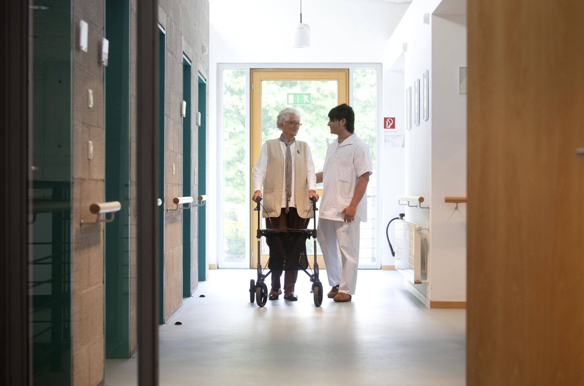 03.05.2010, Essen, Nordrhein-Westfalen, Deutschland - Zivildienst. Ein Zivildienstleistender begleitet eine Patientin bei Gehuebungen im Flur. Das Geriatriezentrum Haus Berge gehoert zum Elisabeth-Kra ...