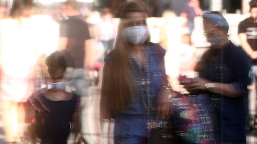 Eine Maskenpflicht könnte auch nach der Freigabe eines Impfstoffes hilfreich sein, sagt das RKI.