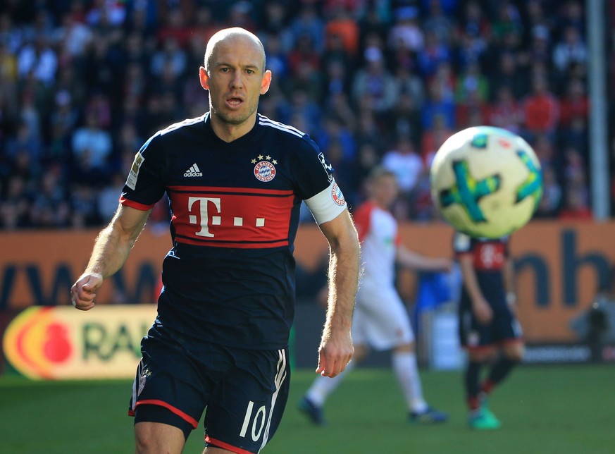 (180408) -- AUGSBURG, April 8, 2018 -- Bayern Munich s Arjen Robben competes during a German Bundesliga match between FC Augsburg and Bayern Munich, in Augsburg, Germany, on April 7, 2018. Bayern Muni ...