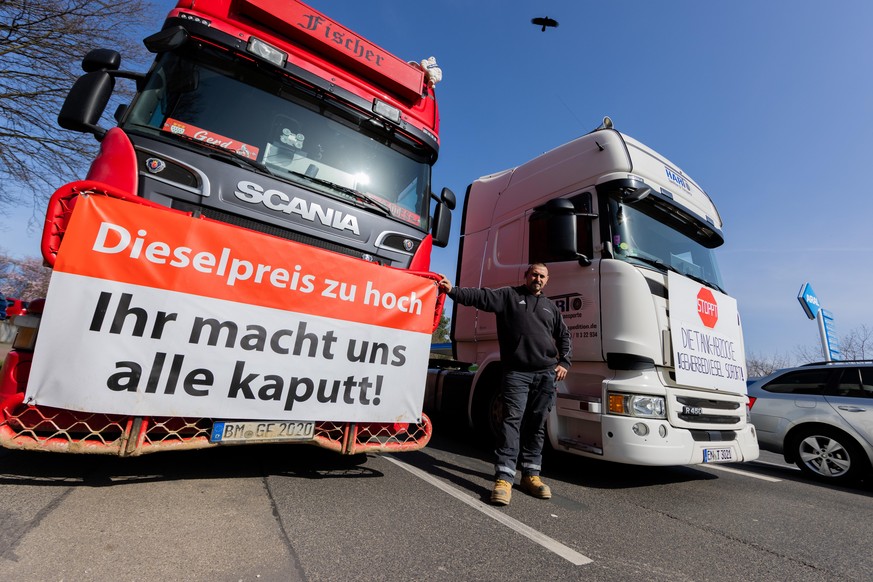 Organisator Gerd Fischer, Spediteur und LKW-Fahrer, versammelt sich mit anderen zu einer Demonstration gegen die aktuellen Kraftstoffpreise. Sie wollen ihren Protest auf den Autobahnen fortsetzen.