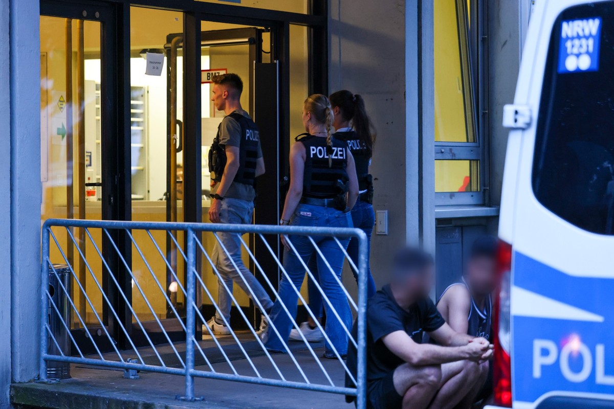 24.08.2024, Nordrhein-Westfalen, Solingen: Polizisten führen einen Einsatz bei einer Flüchtlingsunterkunft durch, der laut Polizei mit dem Messerangriff auf dem Solinger Stadtfest in Zusammenhang steh ...
