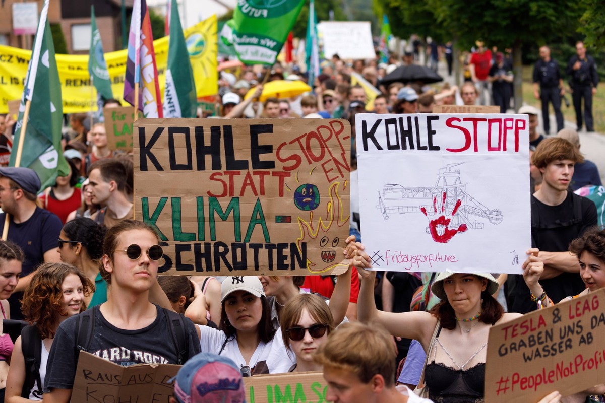 Klimaprotest - Demo fuer früheren Kohleausstieg in der Lausitz DEU/Deutschland/Brandenburg/Welzow 25.06.2023, Klimademo in Welzow in der brandenburgischen Lausitz, Klimaktivisten demonstrieren in Welz ...