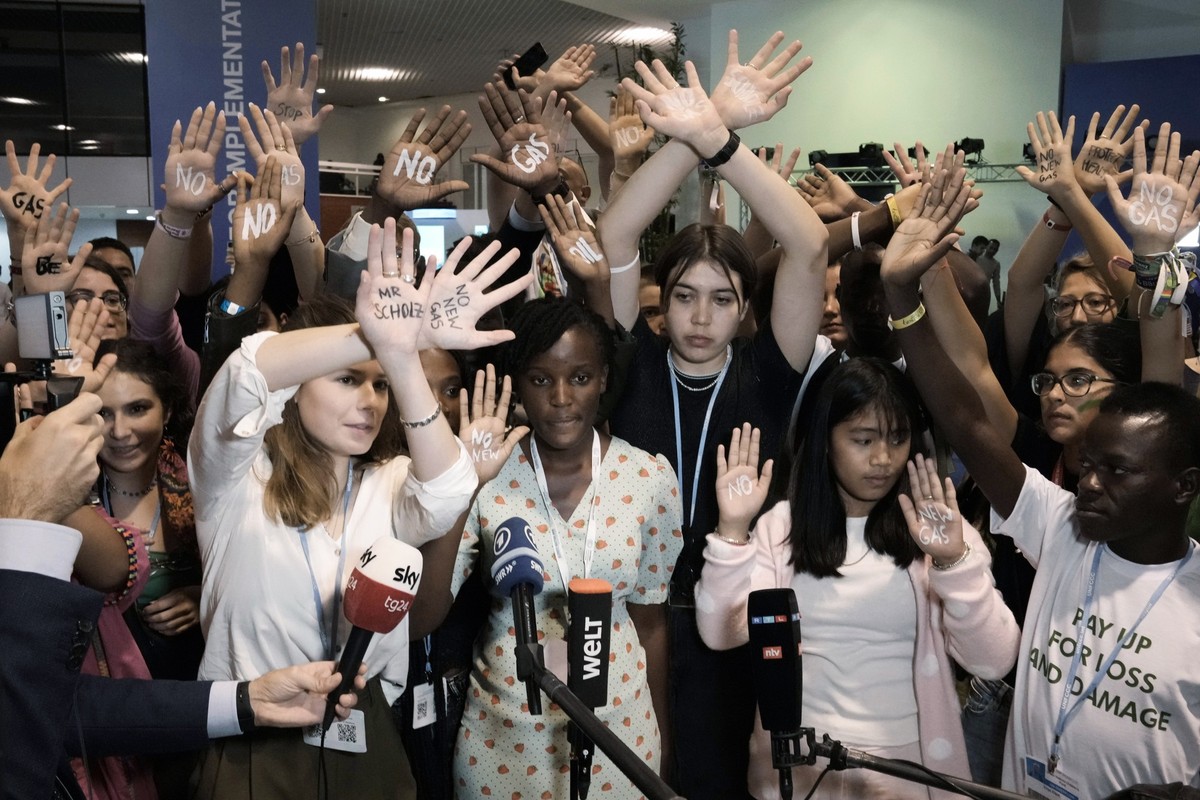 Climate activists Luisa Neubauer, of Germany, left, and Vanessa Nakate, of Uganda, center, Helena Marschall, of Germany, center right, and Licypriya Kangujam, of India, joined by others of Fridays for ...