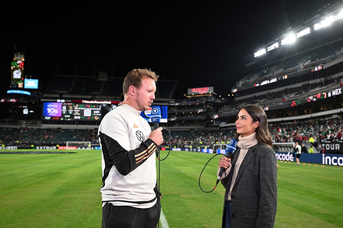 18.10.2023, USA, Philadelphia: Fußball: Länderspiele, Mexiko - Deutschland, Lincoln Financial Field. Bundestrainer Julian Nagelsmann spricht vor dem Spiel mit TV-Moderatorin Lea Wagner. Foto: Federico ...