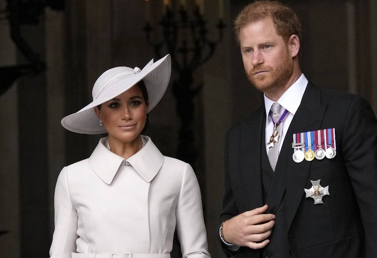 ARCHIV - 03.06.2022, Großbritannien, London: Der britische Prinz Harry, Herzog von Sussex, und seine Frau Meghan, Herzogin von Sussex, verlassen nach einem Gottesdienst die St. Paul&#039;s Cathedral.  ...