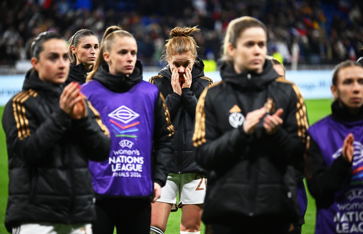 23.02.2024, Frankreich, Lyon: Fu�ball: Nationalteam, Frauen, Olympia, Frankreich - Deutschland, Play-off-Runde, Halbfinale, Groupama Stadium. Deutschlands Sjoeke N�sken (M) und ihre Teamkolleginnen re ...