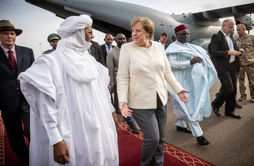 02.05.2019, Niger, Niamey: Bundeskanzlerin Angela Merkel (CDU) wird am Flughafen vom nigrischen Premierminister Brigi Rafini begrüsst. Niger ist die letzte Station der dreitägigen Westafrikareise der  ...