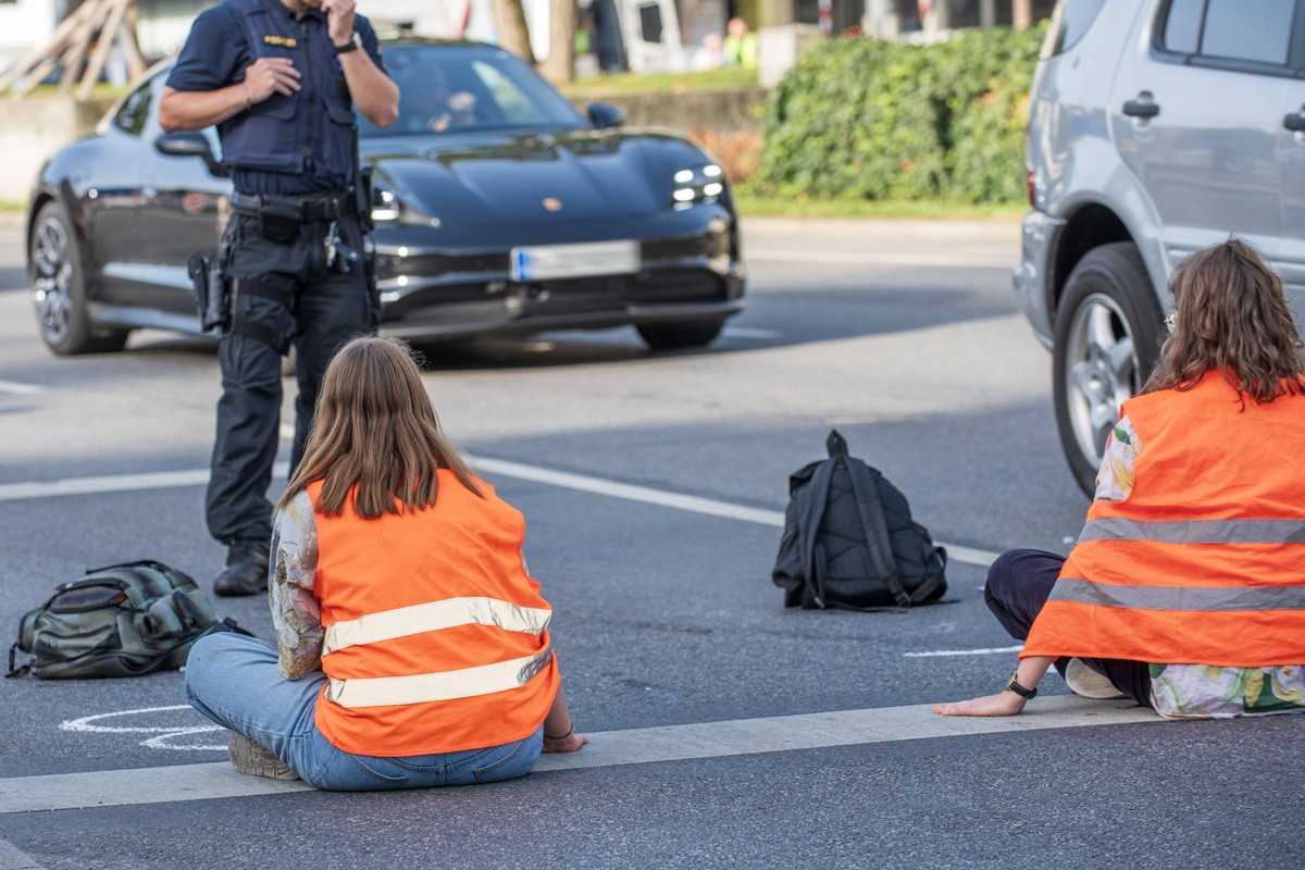 Klimakleber blockieren den Verkehr am Stachus, Donnerstag früh um 8:30h, Protestaktion der Letzten Generation, München, 24.08.2023 Deutschland, München, 24. August 2023, Klima-Aktivisten der Letzten G ...