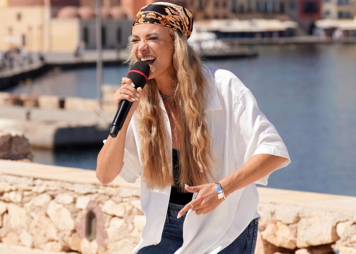 Anne Heinz performt im alten Venezianischen Hafen von Chania, dem dritten Set des Recalls auf Kreta, den Song Ich will immer wiederdieses Fieber spür´n.
+++ Die Verwendung des sendungsbezogenen Mate ...