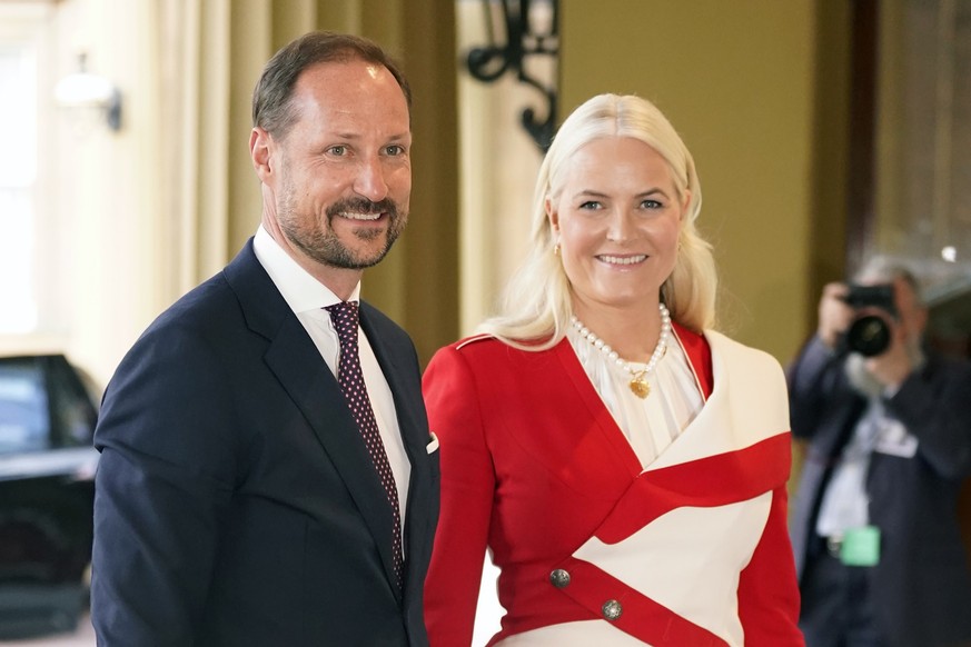 ARCHIV - 05.05.2023, Großbritannien, London: Haakon (l), Kronprinz von Norwegen, und Mette-Marit, Kronprinzessin von Norwegen, treffen zu einem Empfang im Buckingham Palace in London ein, den König Ka ...