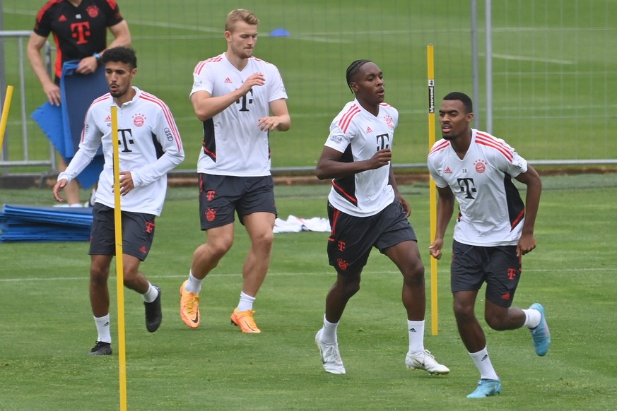 Ryan GRAVENBERCH (Bayern Muenchen),Mathys TEL,Matthijs DE LIGT (Bayern Muenchen), Noussair Mazraoui (Bayern Muenchen) Training FC Bayern Muenchen auf dem Trainingsgelaende an der Saebener Strasse am 2 ...