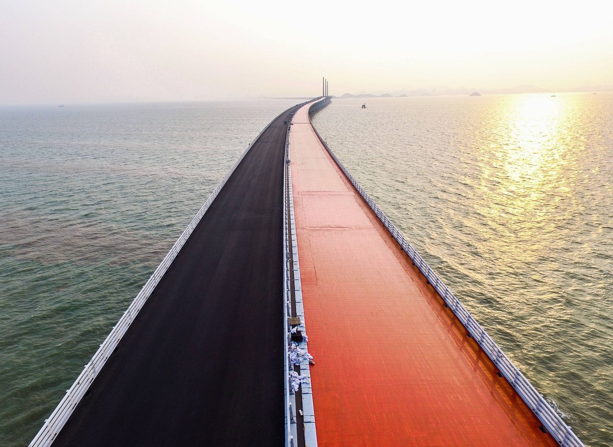 (181022) -- ZHUHAI, Oct. 22, 2018 -- Photo taken on April 29, 2017 shows the bridge floor of the Hong Kong-Zhuhai-Macao Bridge under construction in the Lingdingyang waters, south China. The Hong Kong ...