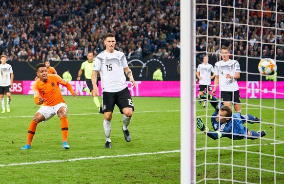 Donyell MALEN, NL 7 scores, shoots goal for 2-3 , Manuel NEUER, DFB 1 goalkeeper, Niklas SUELE, DFB 15 GERMANY - NETHERLANDS 2-4 Football Euro 2021 qualification Season 2019/2020, EM-Qualifikation Gro ...