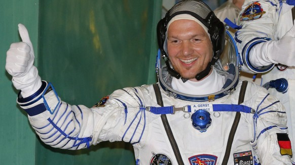 ARCHIV - 28.05.2014, Kasachstan, Baikonur: Der deutsche Astronaut Alexander Gerst hebt vor dem Start einer Sojus-Rakete den Daumen. (Zu dpa &quot;Astronaut Gerst vor Start in Baikonur angekommen&quot; ...