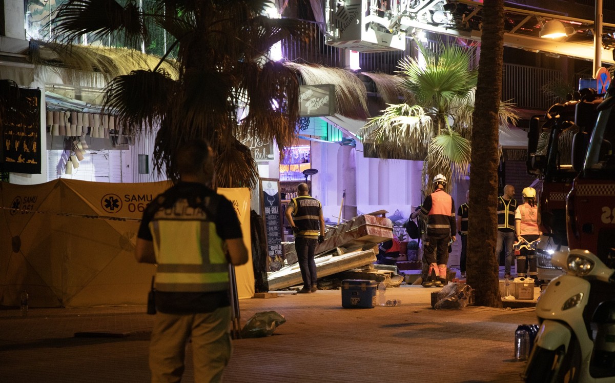 23.05.2024, Spanien, Palma: Polizeibeamte und Feuerwehrleute arbeiten neben dem eingestürzten Gebäude. Beim Einsturz eines voll besetzten Restaurants an der Playa de Palma auf Mallorca sind am Donners ...
