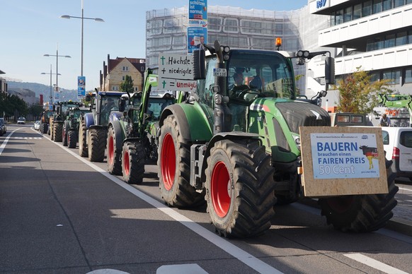 14.09.2021, Baden-W�rttemberg, Stuttgart: Landwirte demonstrieren mit Traktoren f�r h�here Erzeugerpreise. Grund f�r den Protest sind nach Angaben des Vereins �Land schafft Verbindung� die wiederholt  ...