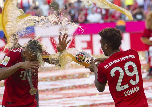 Zwei Franzosen feiern wie echte Bayern:&nbsp;Corentin Tolisso und&nbsp;Kingsley Coman.