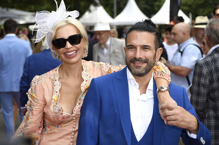 Verena Kerth und Marc Terenzi beim Audi Ascot Renntag 2022 auf der Galopprennbahn Neue Bult. Hannover-Langenhagen, 21.08.2022 *** Verena Kerth and Marc Terenzi at the Audi Ascot Renntag 2022 at the ra ...