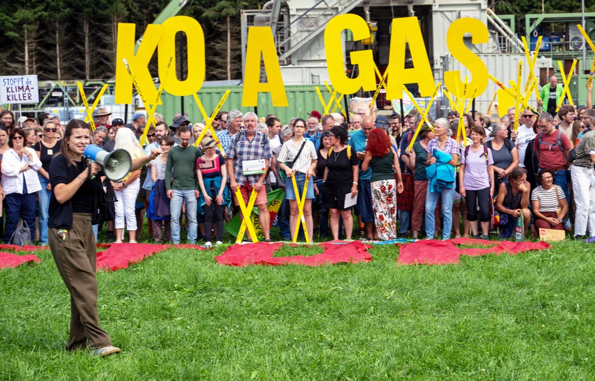 dpatopbilder - 16.08.2025, Bayern, Reichling: Klimaaktivistin Luisa Neubauer (vorne l) spricht bei einer Demonstration von Bund Naturschutz, Fridays for Future, Greenpeace und dem Umweltinstitut Münch ...