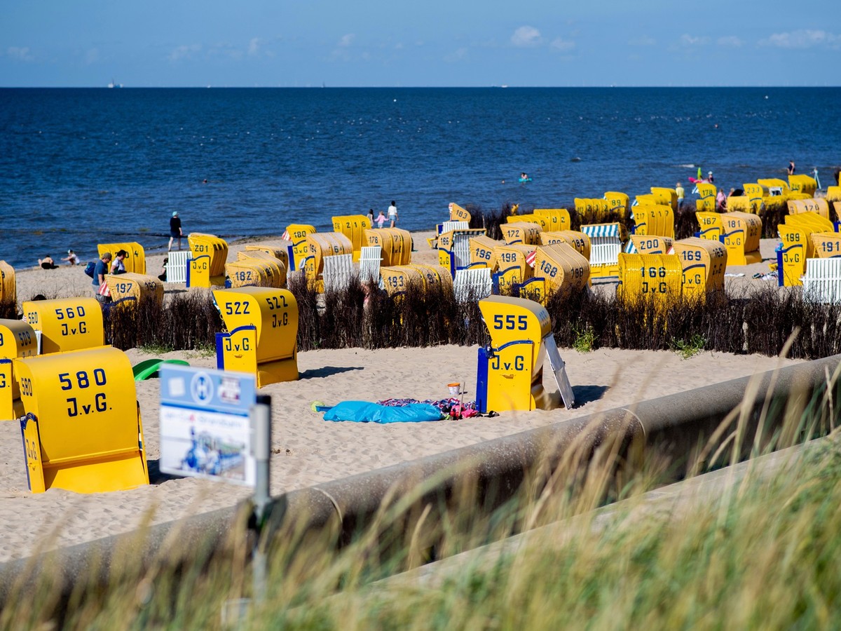 ARCHIV - 08.08.2024, Niedersachsen, Cuxhaven: Zahlreiche Strandkörbe stehen bei sonnigem Wetter an einem Strandabschnitt im Ortsteil Duhnen. Das Nordseeheilbad Cuxhaven erhebt einen Gästebeitrag, der ...