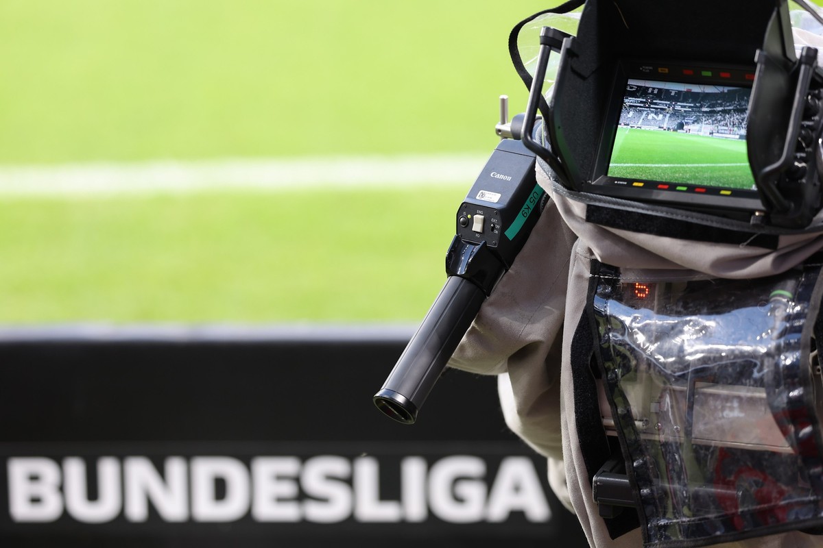 ARCHIV - 08.10.2023, Hessen, Frankfurt/M.: Fußball: Bundesliga, Eintracht Frankfurt - 1. FC Heidenheim, 7. Spieltag, Deutsche Bank Park TV-Kamera mit Bundesliga-Logo. In München wurde über die Zukunft ...