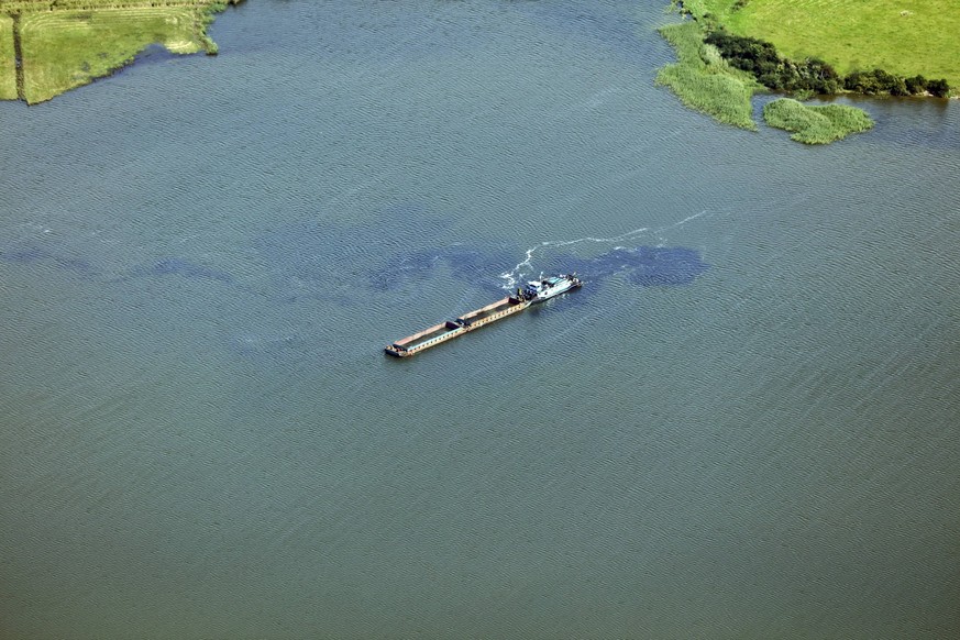 Schubleichter mit Oelspur auf dem Bodden auf Ruegen, 17.08.2016, Luftbild, Deutschland, Mecklenburg-Vorpommern, Ruegen Barge wit smear of oil on Bodden on Ruegen, 17.08.2016, aerial photo, Germany, Me ...