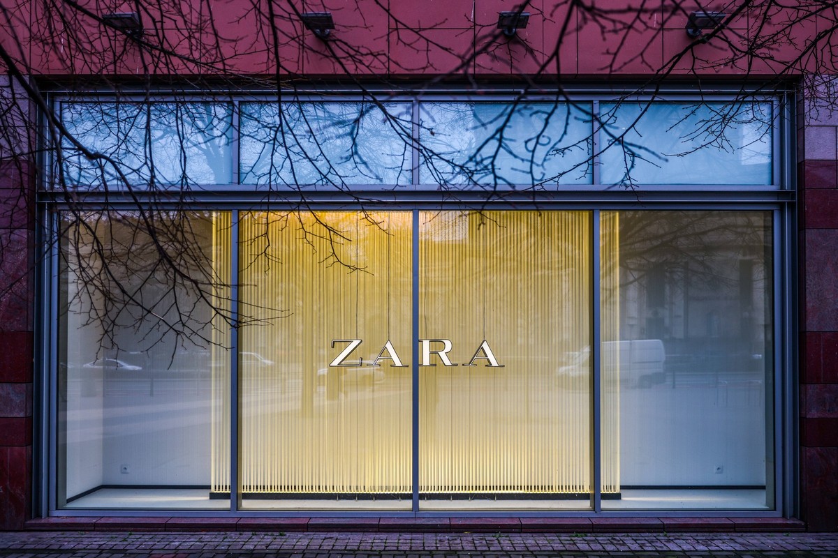 Economy And Business In Poland Zara store window in Warsaw, Poland on January 19, 2023. Warsaw Poland PUBLICATIONxNOTxINxFRA Copyright: xBeataxZawrzelx originalFilename: zawrzel-economya230119_np9fg.j ...