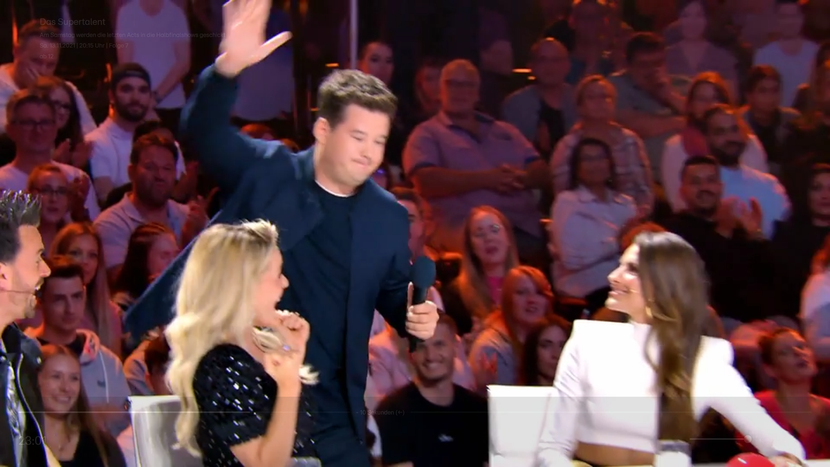 Chris Tall hämmert auf den Goldenen Buzzer.