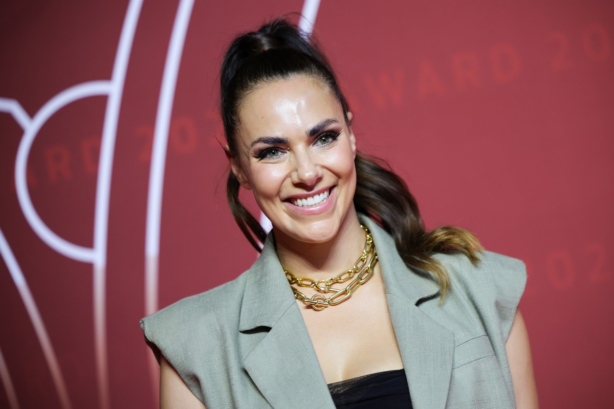 ARCHIV - 21.08.2023, Hamburg: Esther Sedlaczek, Fernsehmoderatorin, kommt zur Verleihung des &quot;Sport Bild-Award 2023&quot; in den Fischauktionshallen. Sedlaczek findet Künstliche Intelligenz (KI)  ...