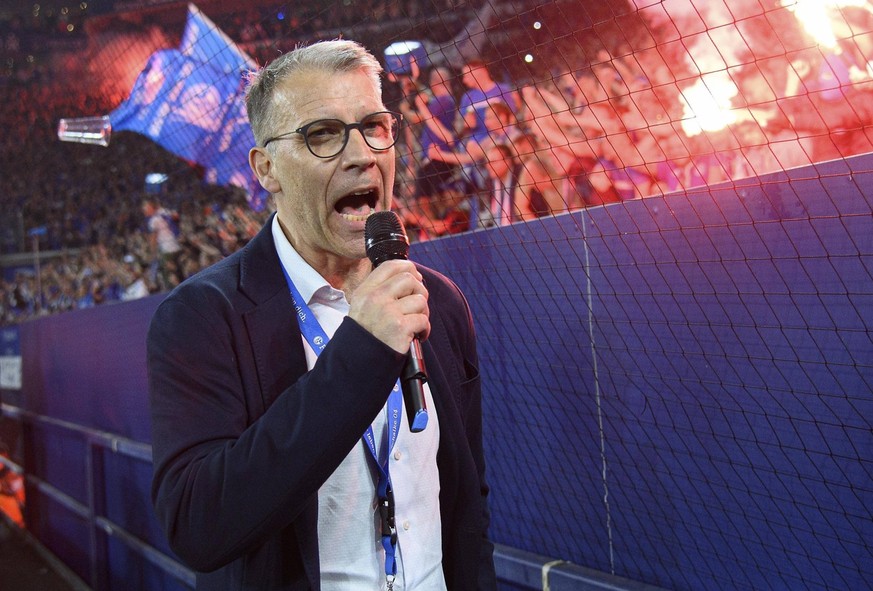 Aufstieg Schalke, Peter KNAEBEL KnäbelGE, Vorstand vor der Nordkurve, versucht die Fans ueber Mikro vom Platzsturm abzuhalten Fussball 2. Bundesliga, 33.Spieltag, FC Schalke 04 GE - FC St. Pauli 3:2,  ...