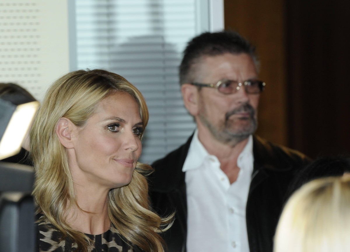 Moderatorin Heidi Klum und im Hintergrund ihr Vater Günter Klum am 06.05.2014 in Köln vor einer Pressekonferenz zum bevorstehenden Finale von Germany s next Topmodel .
Presenter Heidi Klum and in Bac ...