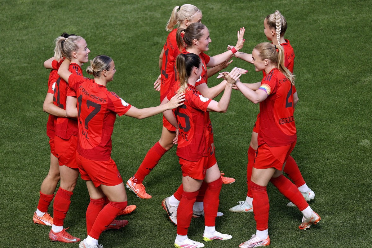 SCHUELLER Lea Team FC Bayern Muenchen jubelt nach Ihrem Tor zum 1 : 0 DFB Pokal Finale der Frauen 2025 FC Bayern Muenchen - Werder Bremen am 01.05. 2025 in Koeln *** SCHUELLER Lea Team FC Bayern Muenc ...