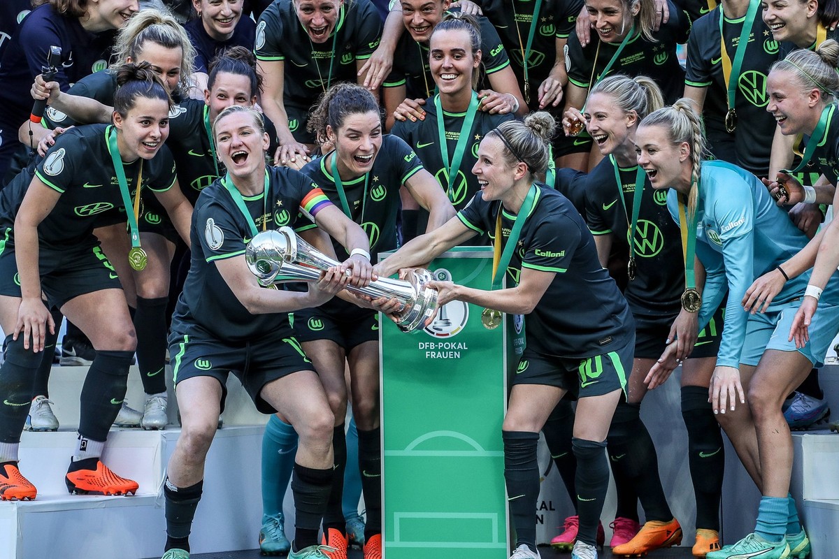 Fussball, DFB Pokal der Frauen Saison 2022 / 2023 Finale VfL Wolfsburg - SC Freiburg 18.05.2023, Rhein-Energie-Stadion Koeln Alexandra Popp 11, VfL Wolfsburg Svenja Huth 10, VfL Wolfsburg heben den Po ...