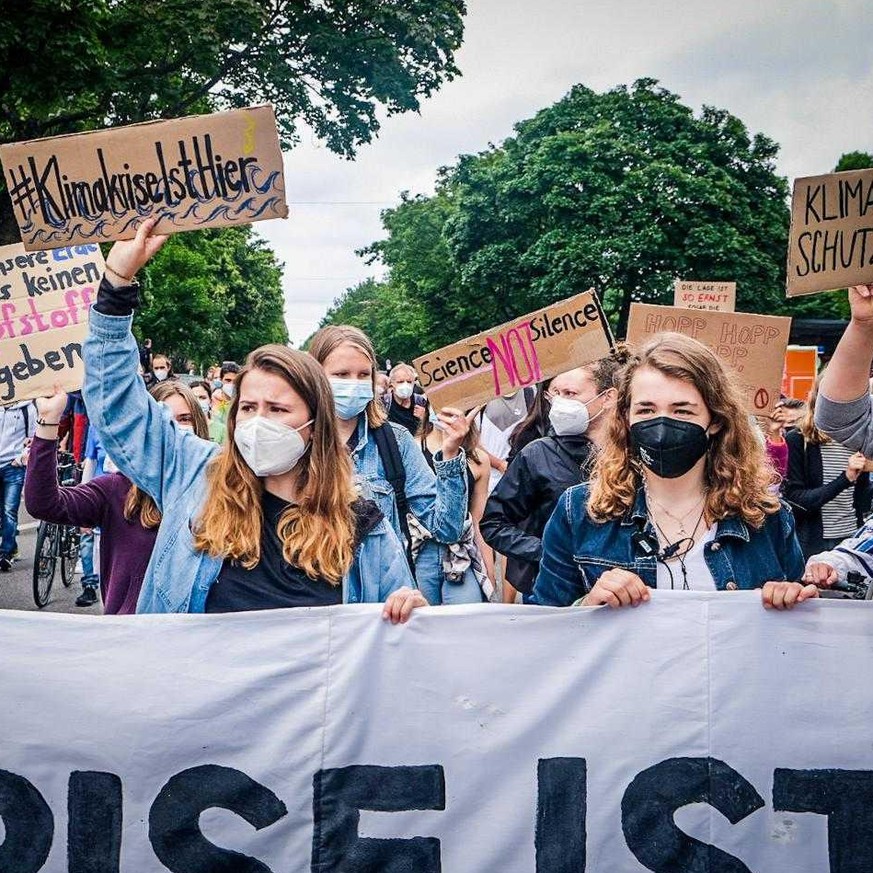 Die Fridays for Future-Aktivisten kämpfen für die Einhaltung des 1,5 Grad-Ziels. An der Spitze des Demozuges: Luisa Neubauer (l.) und Annika Rittmann (r.).