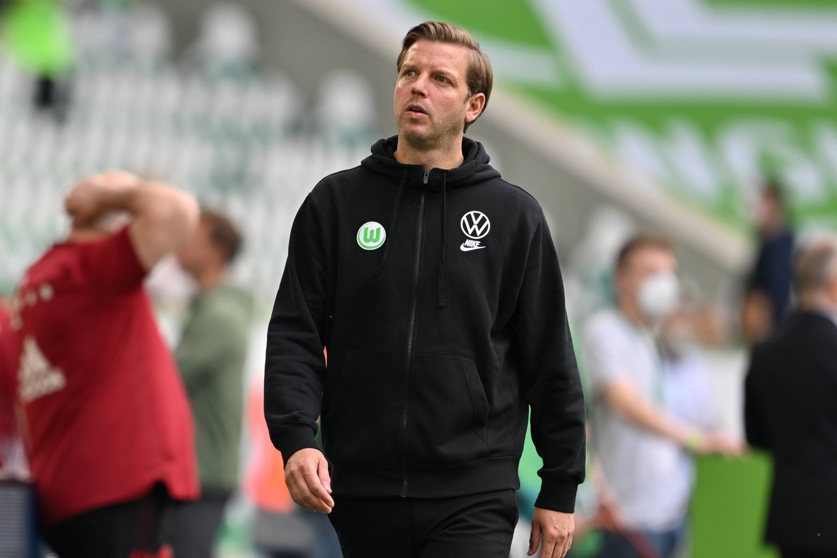 Fu�ball: 1. Bundesliga, 34. Spieltag, VfL Wolfsburg - FC Bayern M�nchen am 14.05.2022 in der Volkswagen Arena in Wolfsburg. Wolfsburgs Trainer Florian Kohfeldt schaut irritiert. DFL REGULATIONS PROHIB ...
