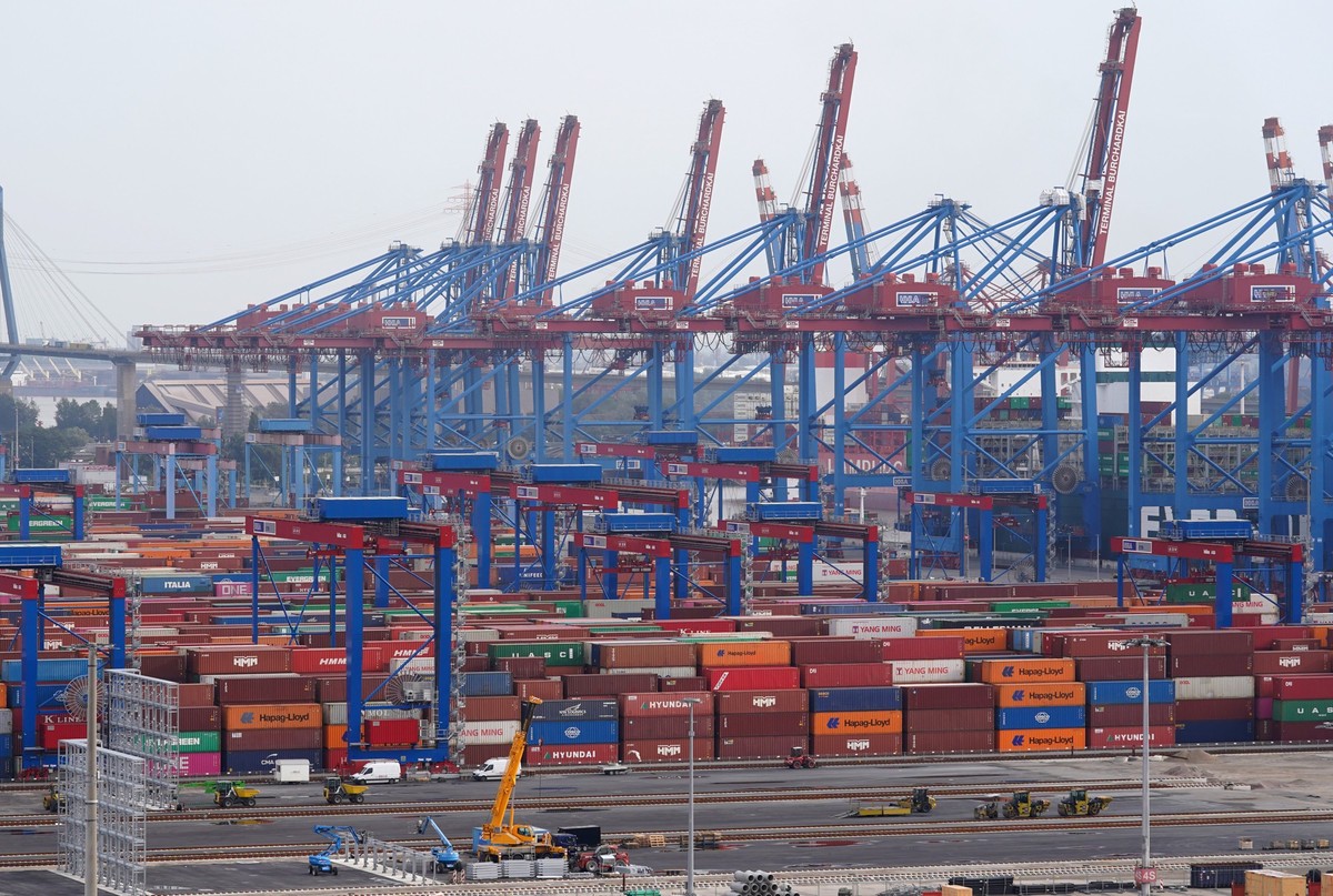 ARCHIV - 02.10.2023, Hamburg: Container stehen auf dem Container Terminal Burchardkai im Hamburger Hafen. (zu dpa: «EU-Lieferkettengesetz zum Schutz der Menschenrechte nimmt letzte Hürde») Foto: Marcu ...