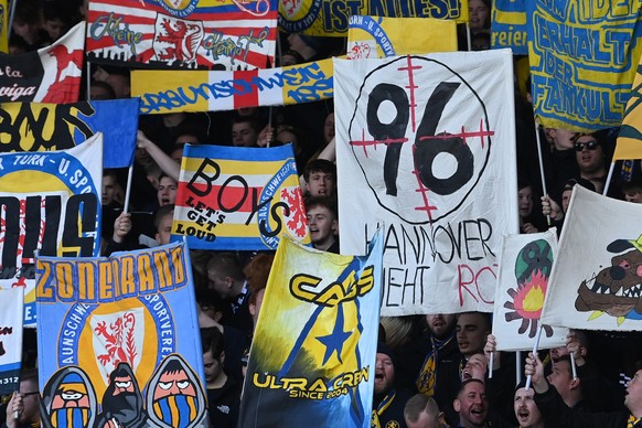 10.02.2024, Niedersachsen, Braunschweig: Fußball, 2. Bundesliga, Eintracht Braunschweig - Karlsruher SC, 21. Spieltag, Eintracht-Stadion. Fans aus Braunschweig zeigen Plakate, darunter ein Fadenkreuz  ...