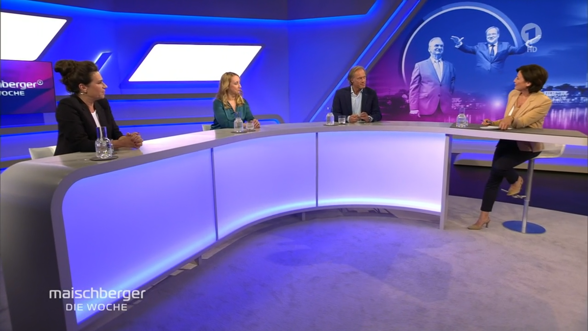Sandra Maischberger (re.) mit ihren Kommentatoren Dagmar Rosenfeld, Melanie Amann und Gerhard Delling (von links).