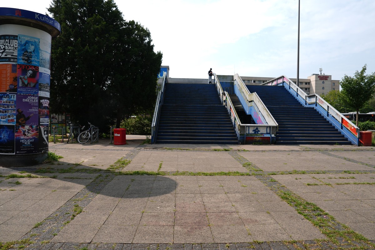 20.08.2024, Hamburg: Blick auf einen Platz am Maukestieg am U-Bahnhof Billstedt, wo am Montagabend ein Mann bei einer Auseinandersetzung erstochen wurde. Im Vordergrund ist noch eine Blutlache zu sehe ...