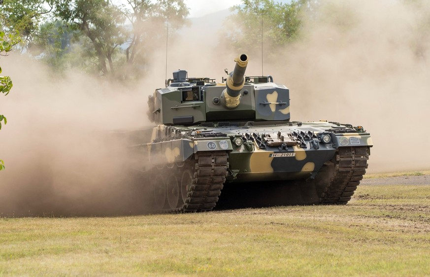 ARCHIV - 24.07.2020, Ungarn, Tata: Ein Panzer des Typs Leopard 2 A4 wird zur Demonstration bei der feierlichen Übergabe der ersten vier Panzer an die ungarische Armee gefahren. (zu dpa «Leopard 2 vs.  ...