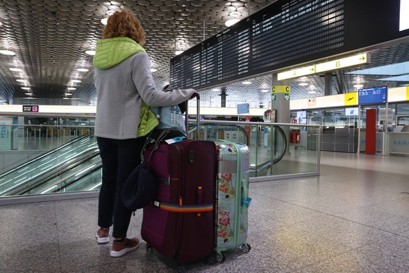 Niedersachsen, Hannover, Streik: Flugverkehr ruht in Hannover, Am Flughafen Hannover haben Warnstreiks begonnen. Passagiere müssen sich auf Flugausfälle einstellen, Warnstreik, Verdi, Flug gestrichen, ...