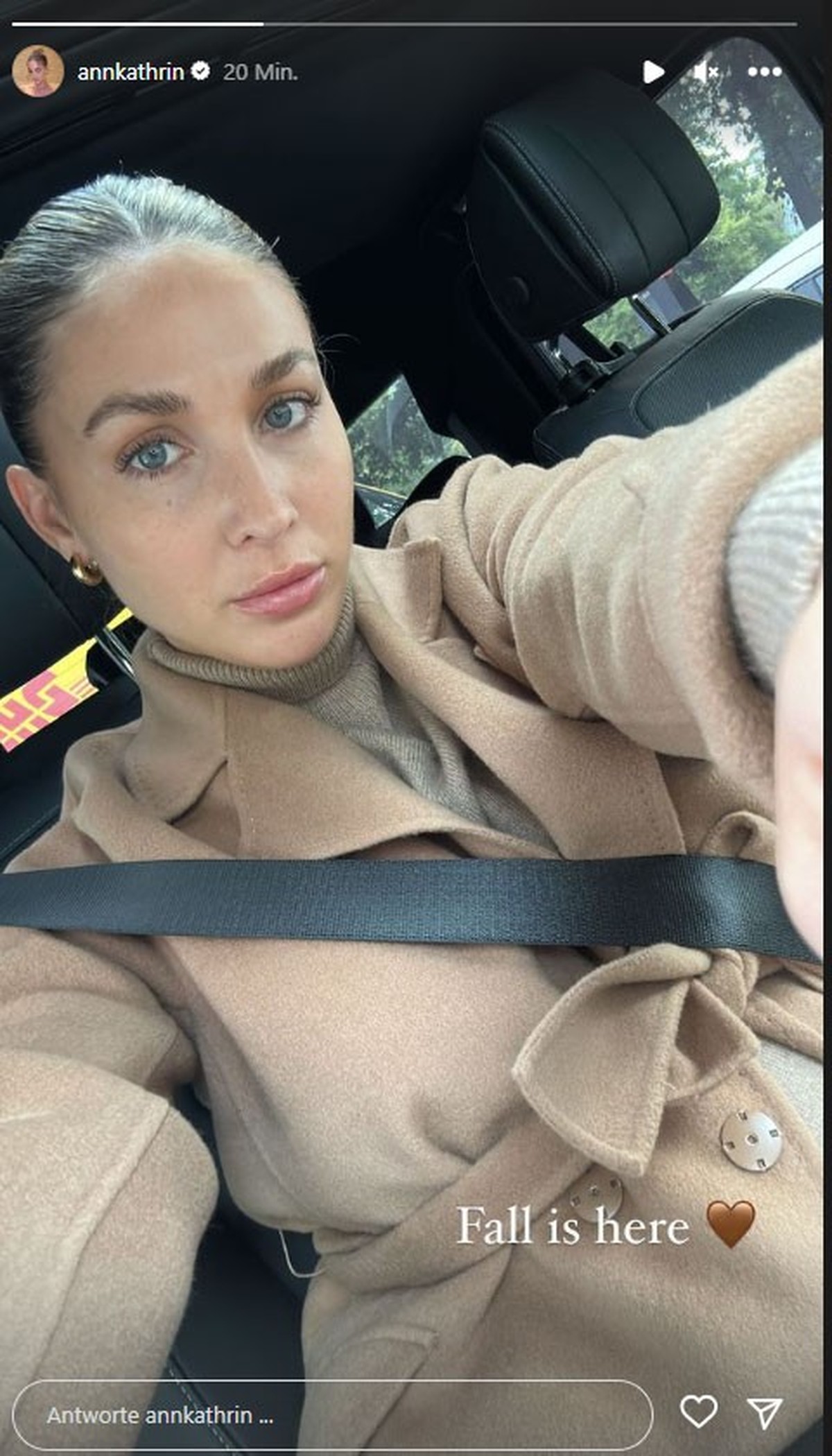 Ann-Kathrin Götze meldet sich plötzlich aus dem Auto.