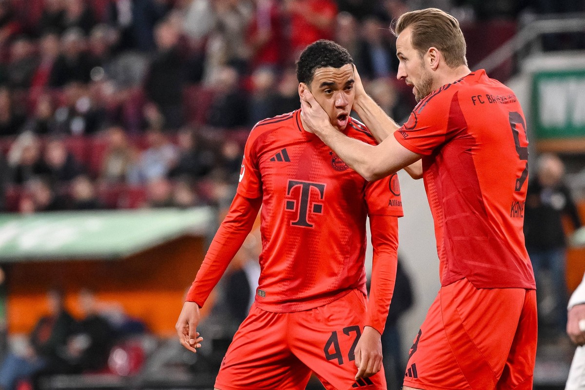 Jamal Musiala FC Bayern Muenchen und Harry Kane FC Bayern Muenchen Torjubel, jubelt mit seiner Mannschaft nach treffer zum 1:1 waehrend des Spiels der 1. Bundesliga zwischen FC Augsburg und FC Bayern  ...
