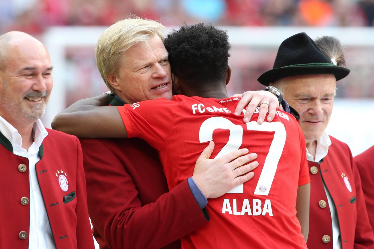 In den Armen des Titans: Oliver Kahn drückt David Alaba.
