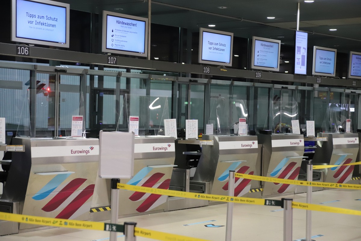 05.10.2022, Nordrhein-Westfalen, K�ln: Schalter der Fluggesellschaft Eurowings sind am Flughafen nicht besetzt und leer. Piloten der Fluggesellschaft Eurowings sind heute am 06.10.2022 in einen ganzt� ...