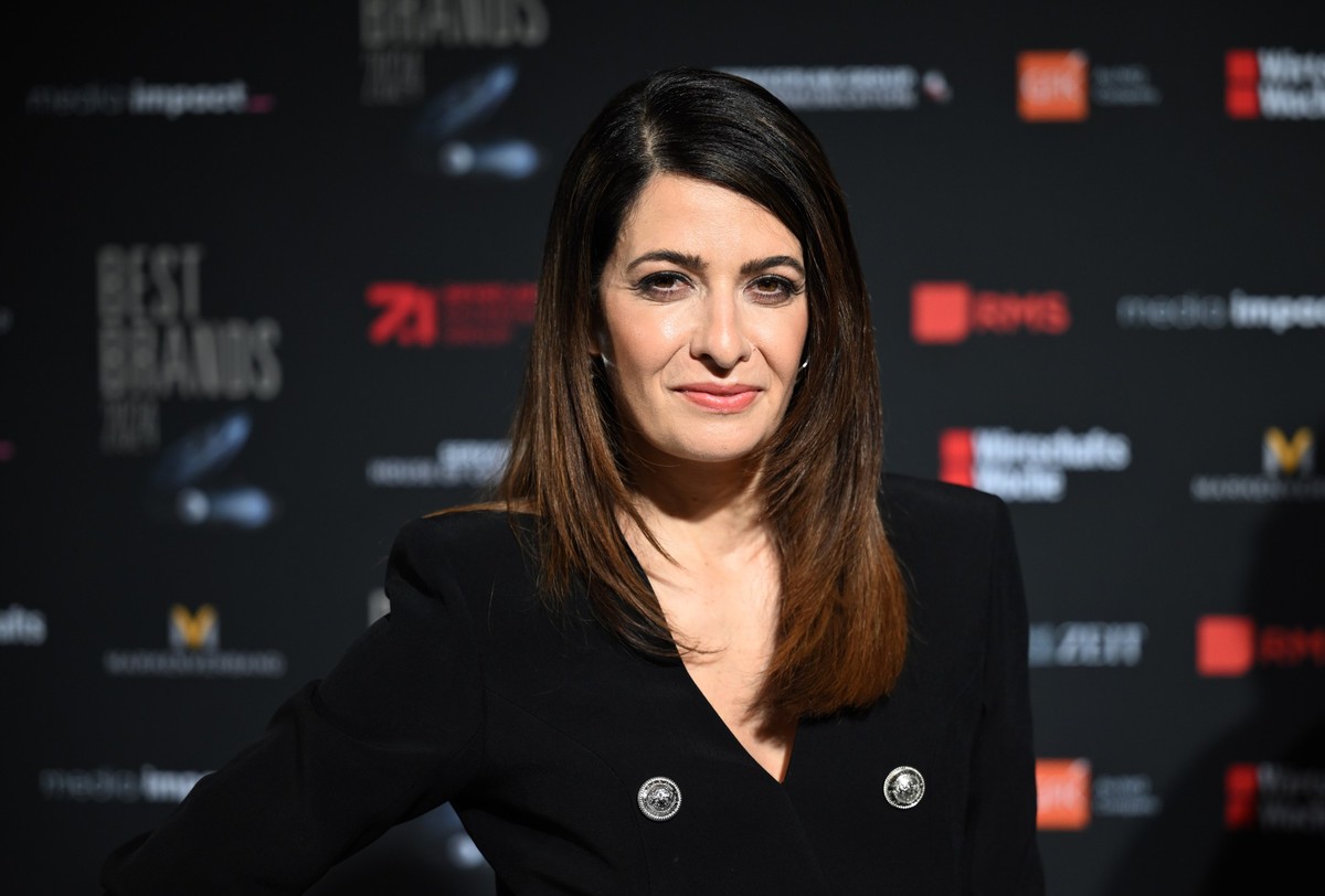 ARCHIV - 27.02.2024, Bayern, München: Linda Zervakis, Nachrichtensprecherin und Fernsehmoderatorin steht bei der Gala zur Verleihung der Best Brands Awards 2024, Hotel «Bayerischer Hof» auf dem weißen ...