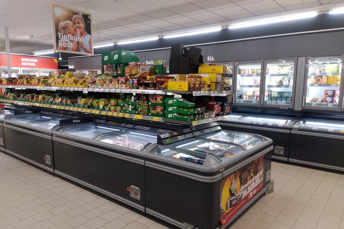 Tiefkuehlabteilung im Supermarkt / Tiefkuehltruhe / Penny Tiefkuehlabteilung im Supermarkt / Tiefkuehltruhe *** Frozen food section in the supermarket Deep freezer Penny Frozen food section in the sup ...