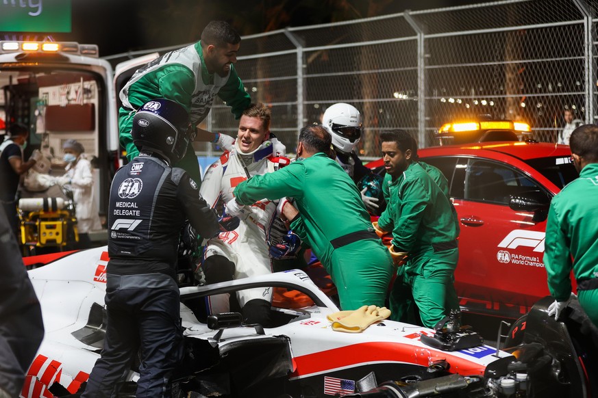 Nach seinem heftigen Unfall im Qualifying für das Rennen in Saudi-Arabien wird Mick Schumacher aus dem Auto geborgen. 