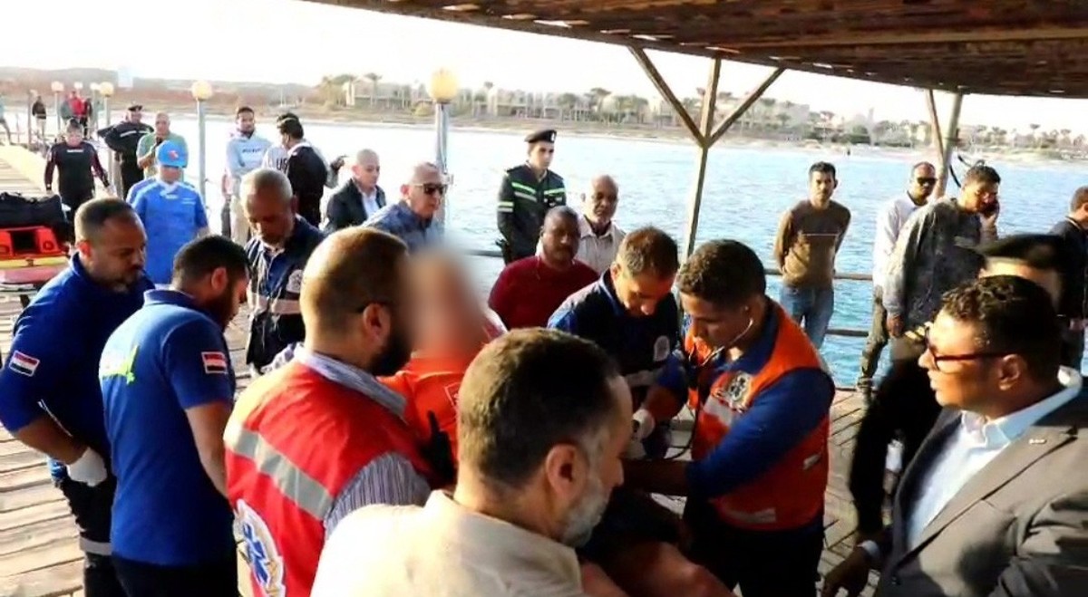 25.11.2024, Ägypten, Marsa Alam: Rettungskräfte arbeiten auf einem Steg nachdem ein Touristenboot mit 45 Personen an Bord vor der Küste gesunken ist. Siebzehn Menschen werden noch vermisst, darunter s ...